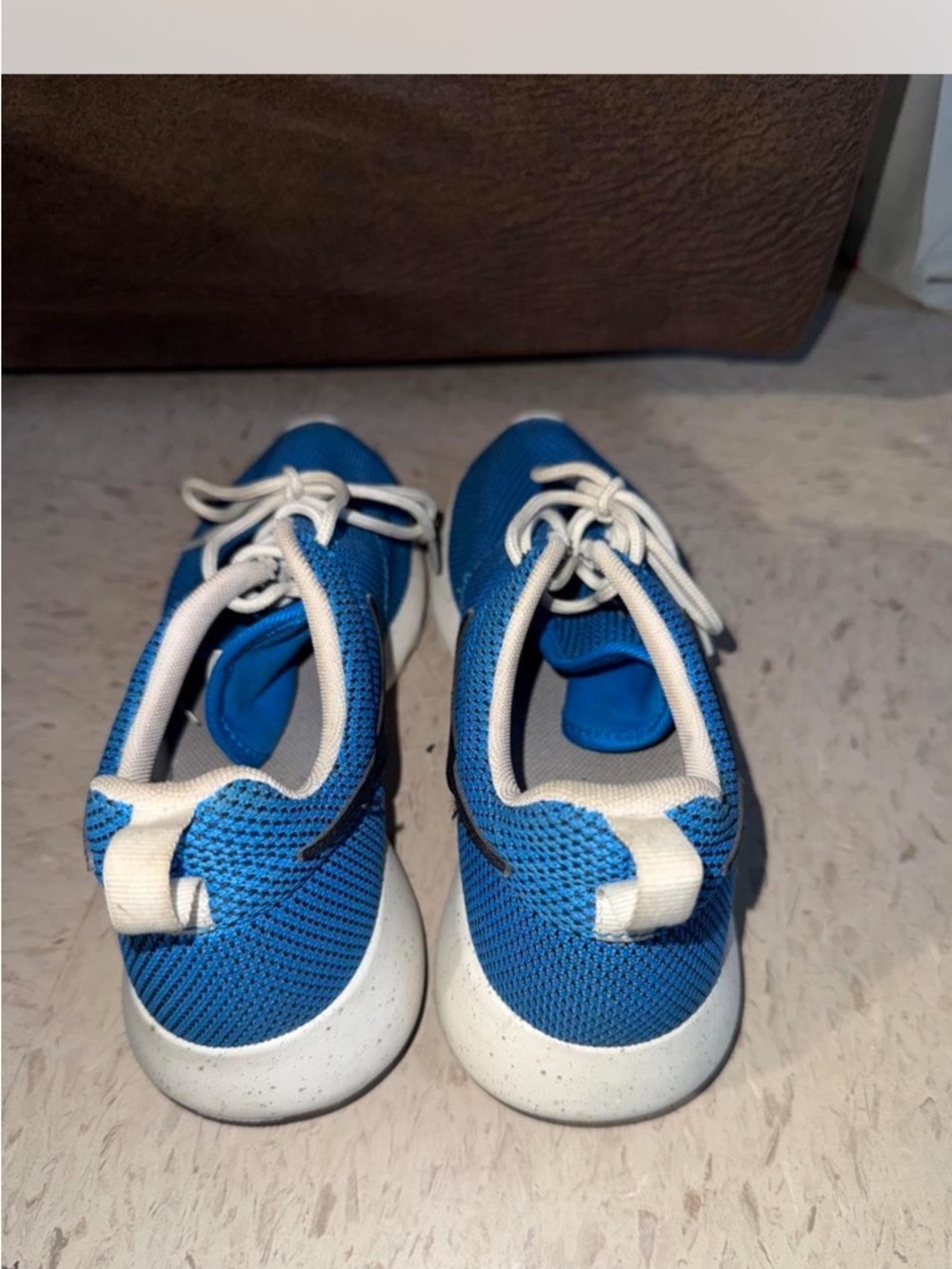 Nike Women’s Blue Mesh Sneakers with Black Swoosh - Picture 2 of 4